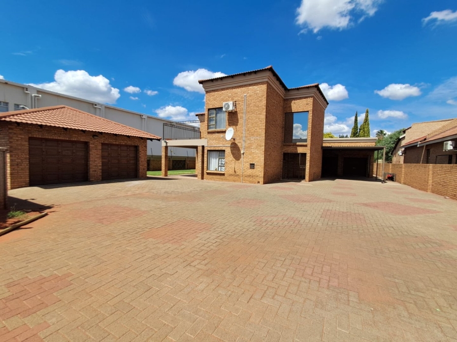 4 Bedroom Property for Sale in Roylglen Gardens Northern Cape